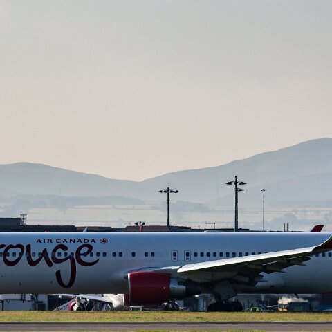 Air-Canada-C-FMWQ-2015-08-13-1